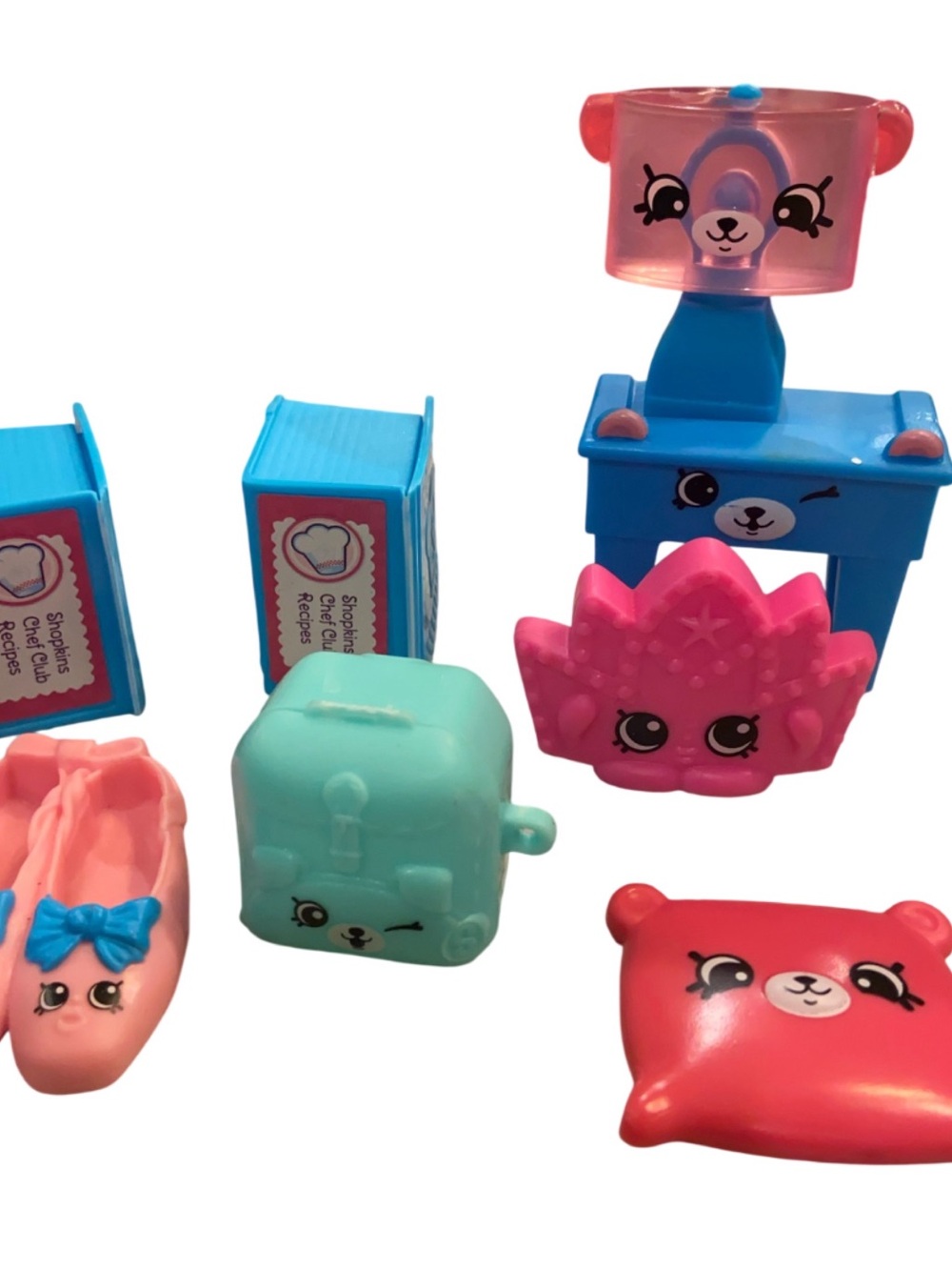 Shopkins Case and 22 piece lot with furniture - Picture 3 of 8